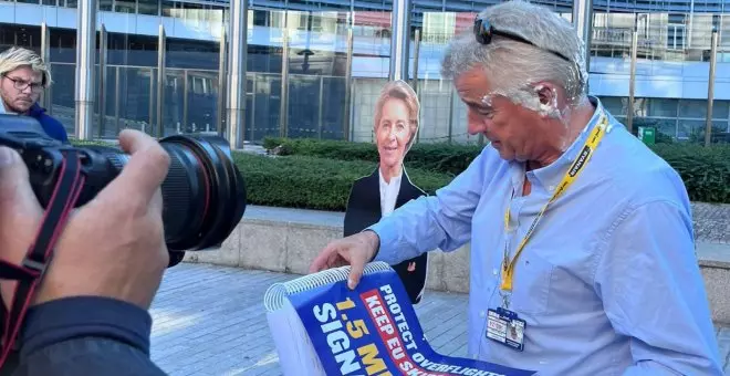 Activistas ambientales arrojan una tarta a la cara del director de Ryanair