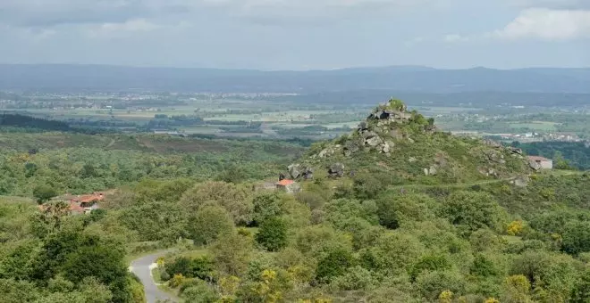 Vecinos y ecologistas alertan contra un parque de gigantes eólicos en zonas protegidas y habitadas de Ourense