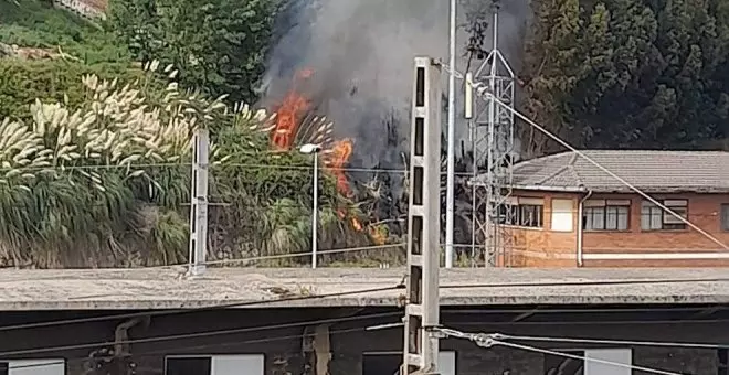 Bomberos de Santander sofocan un incendio de vegetación entre la calle Alta y las vías del tren