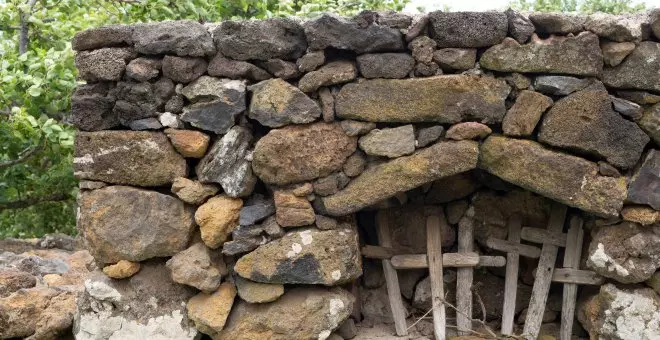 Las cruces de los antepasados en caminos y casas de El Hierro que recuerdan a los difuntos