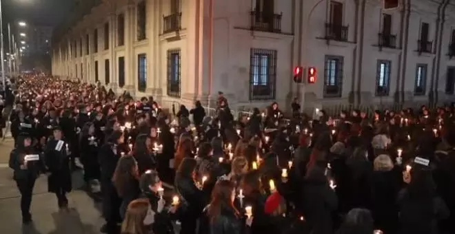 1.500 mujeres iluminan la noche chilena en memoria de las víctimas de la dictadura de Pinochet