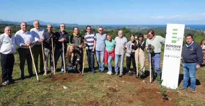 El equipo de la película 'Campeonex' planta 150 árboles autóctonos en el Bosque del Cine del Festival de Santander