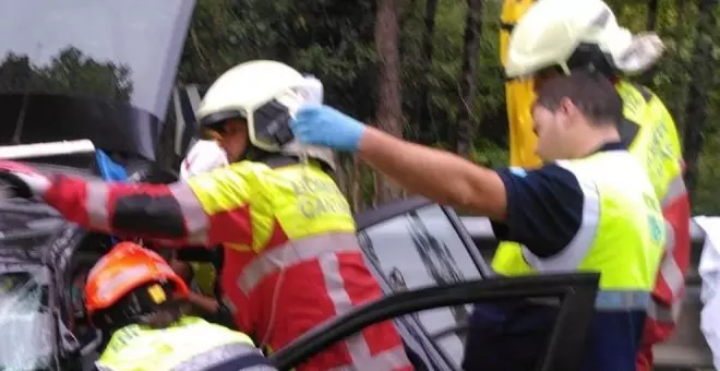 Bomberos excarcelan a dos de los tres heridos al chocar dos coches en Puente Viesgo