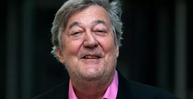 El actor Stephen Fry denuncia el robo de su voz mediante inteligencia artificial para narrar un documental