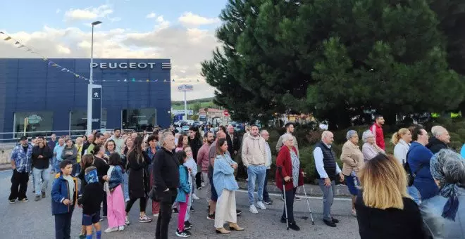 Alrededor de un centenar de vecinos de Sierrapando salen a la calle en protesta de la reordenación viaria