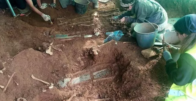 Termina la exhumación de cuatro víctimas de la represión franquista en el cementerio de Bértoa