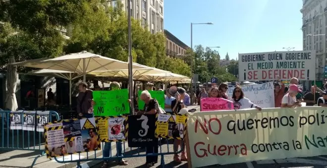 La Policía impide una manifestación en defensa del medio ambiente a las puertas del Congreso