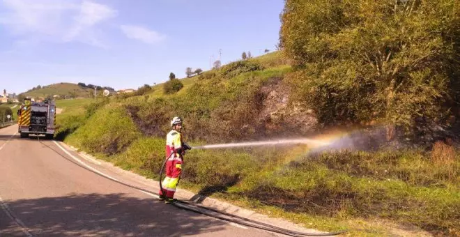 Arde la vegetación junto a la carretera en Abionzo