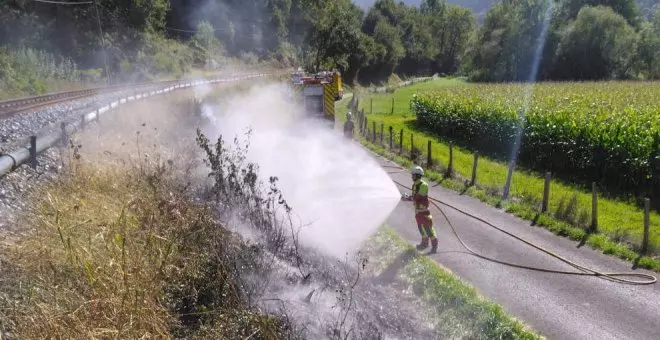 Sofocado un incendio junto a las vías del tren en Gibaja