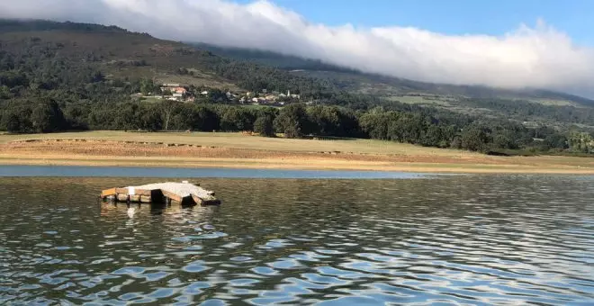 Instalan una isla flotante y una charca en el pantano del Ebro para mejorar la biodiversidad