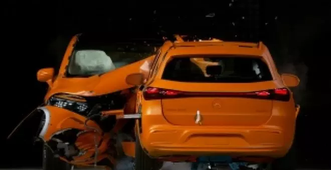 Un crash-test muy especial entre dos coches eléctricos de diferente tamaño: ¿cuál es el resultado?