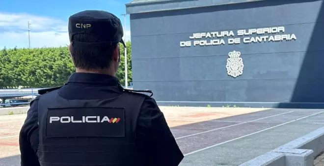 Un policía en prácticas fuera de servicio detiene a un hombre que intentó robar el bolso a una anciana