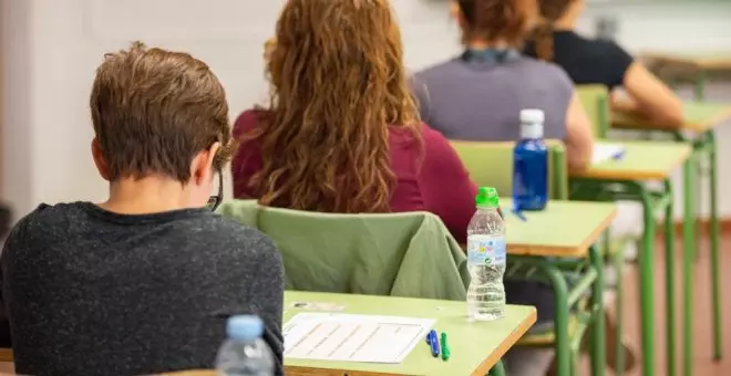 El PP deja que Vox "tome las riendas de la educación" al aprobar becar a alumnos para cursar Bachillerato en la privada