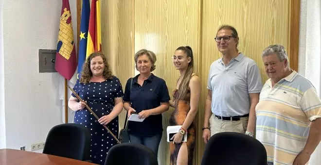 Rocío, la alcaldesa (y profesora) que en plena sierra ayuda dando clases gratuitas de inglés por las tardes a niños de su pueblo