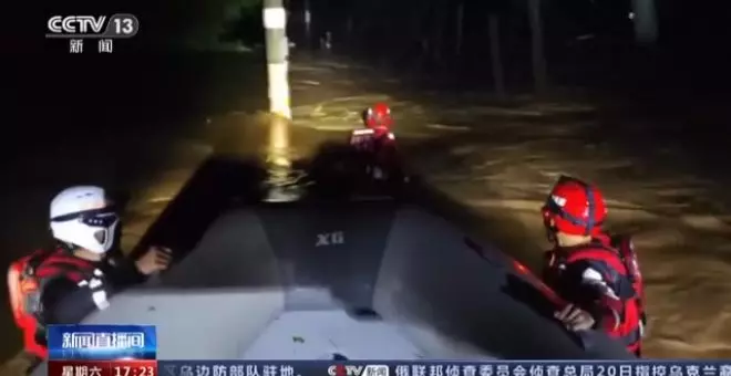 Rescatado un hombre atrapado en su coche por las inundaciones en el sur de China