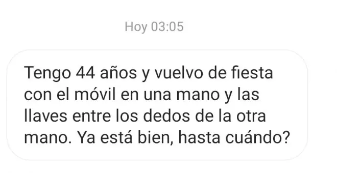 Posibilidad de un nido - Mujer armada con unas llaves