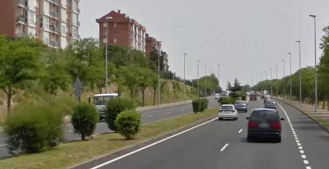 Heridos dos ciclistas al chocar contra un espejo retrovisor y contra un árbol en Santander