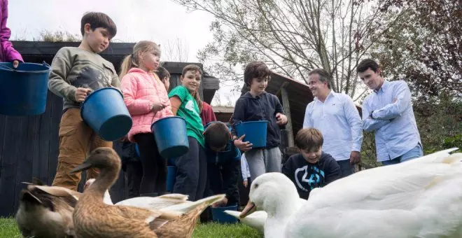 Más de 30 niños participan en la Granja Escuela de Penagos