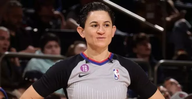 Che Flores, primera persona no binaria en arbitrar en la NBA