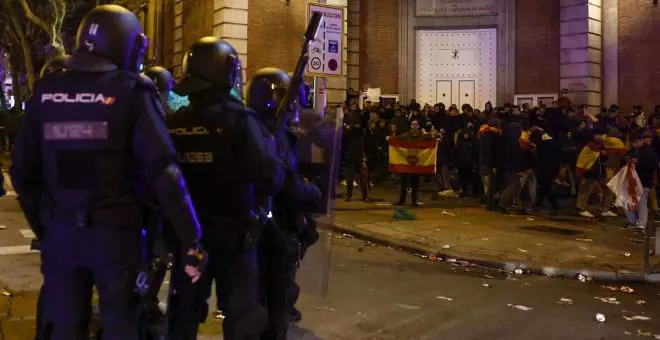 La Policía carga contra los ultras en una nueva noche de tensión ante la sede del PSOE en Ferraz