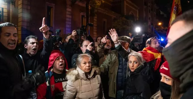 Los Colegios de Periodistas lamentan la “conducta deleznable” de los manifestantes en Ferraz