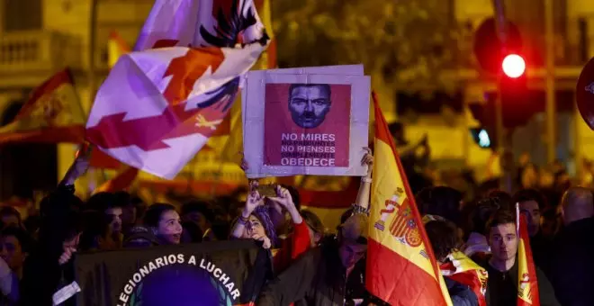 Unas 1.200 personas protestan por décima noche consecutiva en la sede del PSOE en Ferraz