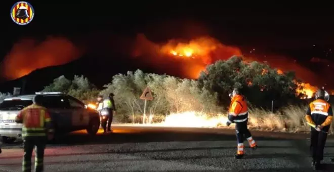 Un incendio agravado por el viento obliga a desalojar a 350 personas en València