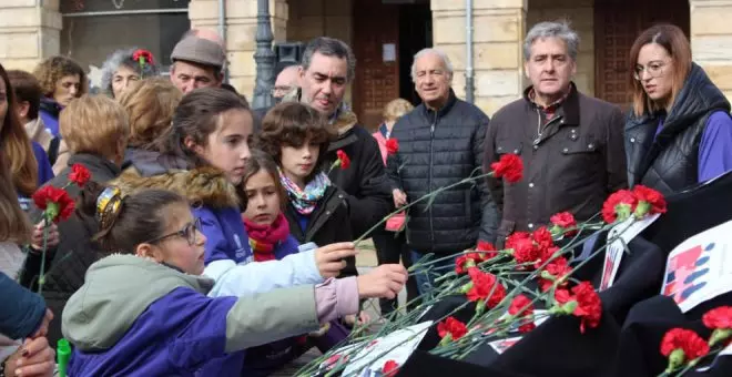 Una marcha y una ofrenda floral para recordar a las víctimas de la violencia de género