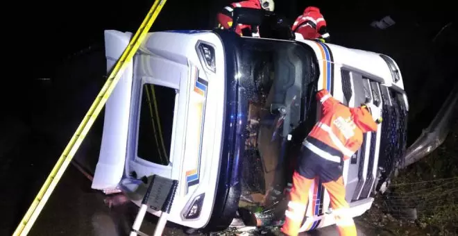 Dos heridos leves en el vuelco de un camión en la A-8 en Bárcena de Cicero