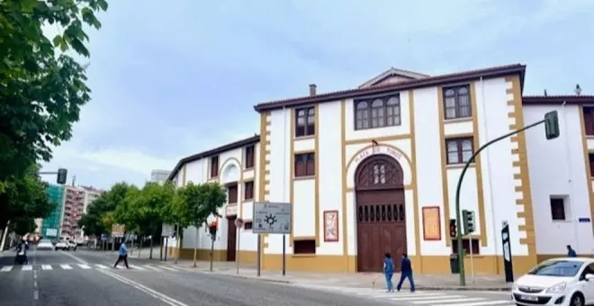 "Es vergonzoso dedicar 300.000 euros a arreglar charcos de la plaza de toros de Santander"