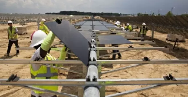 Este robot monta paneles solares mucho más rápido que los humanos: verlo en funcionamiento es una pasada