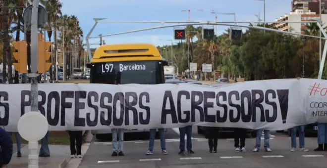 Desenes d'estudiants protesten per denunciar la violència masclista a les universitats