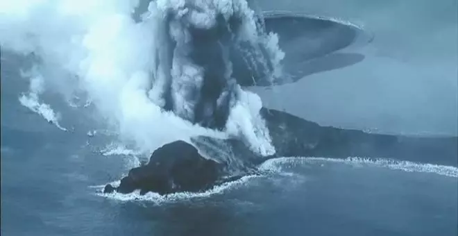 Una cámara captó el momento de la erupción del volcán submarino en Japón