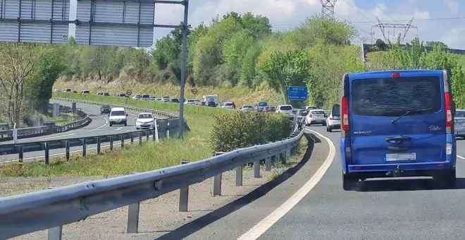 Retenciones de cuatro kilómetros en la A-8, en Santullán, por un accidente