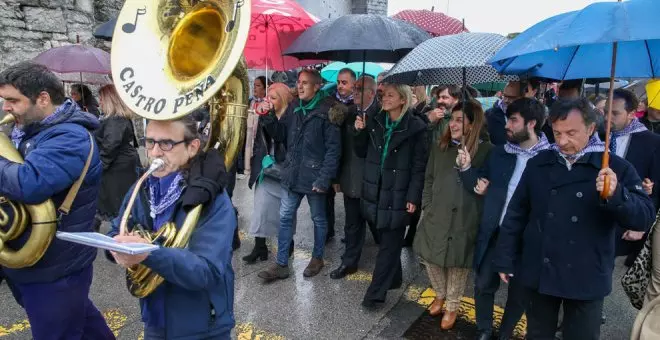 Cientos de personas celebran un San Andrés pasado por agua