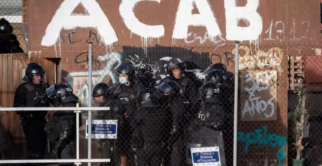 Los Mossos vencen la resistencia del Kubo y la Ruïna y desalojan los icónicos edificios del movimiento okupa de Barcelona