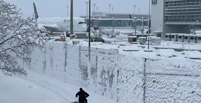 El aeropuerto de Múnich reanuda sus operaciones tras cancelar el sábado todos sus vuelos por las fuertes nevadas