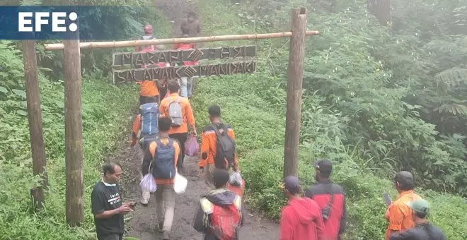 Imágenes de las tareas de búsqueda de 12 personas tras la erupción de un volcán en Indonesia