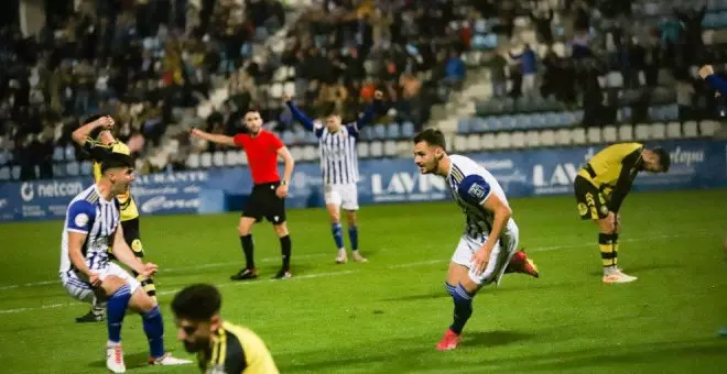 RS Gimnástica y CD Cayón firman las tablas en un derbi muy disputado