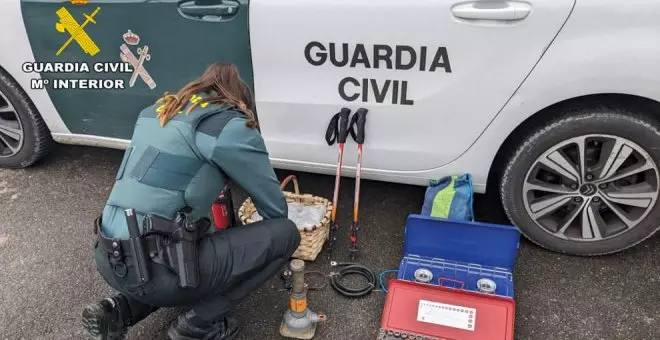 Detenidos dos vecinos de Vizcaya por robar en un vehículo aparcado frente al Ayuntamiento de Guriezo