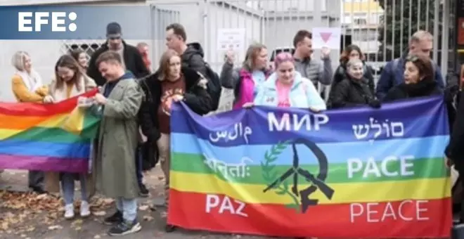 Protesta ante la embajada de Rusia en Serbia contra la reciente prohibición LGBT