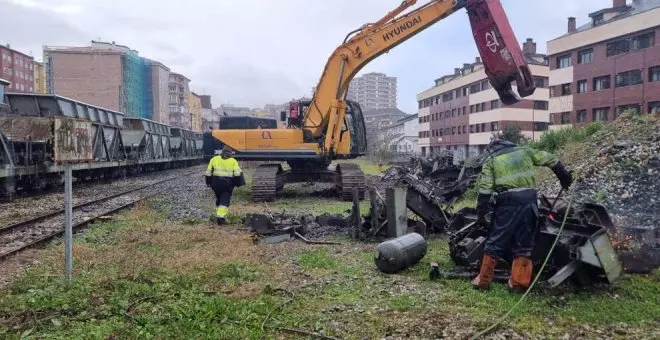 Comienza el desguace y retirada de los vagones abandonados de Renfe en Torrelavega