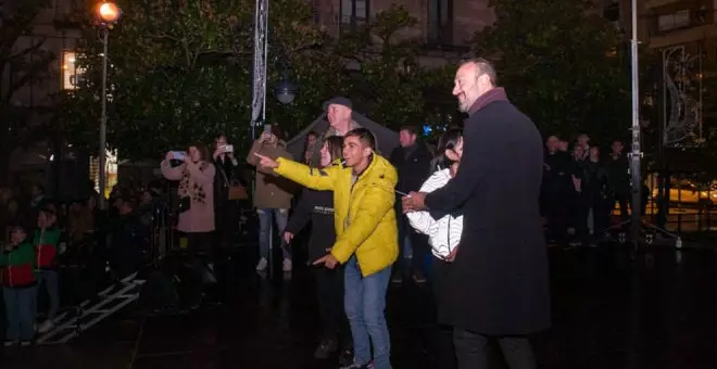 El encendido de las figuras de 'Los Niños Construyen la Navidad' completa el alumbrado de la ciudad