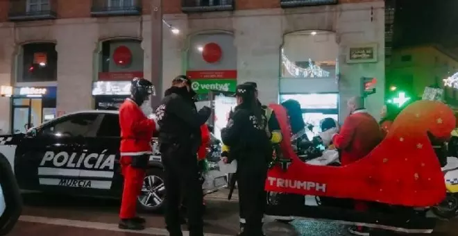 "Pues así se podía haber partido la Christmas": cachondeo en las redes con la noticia de que la Policía de Murcia multa a Papá Noel