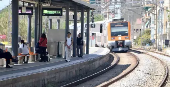 Rodalies torna a col·lapsar per un robatori de coure en plena jornada electoral i molts trens no arriben a Barcelona