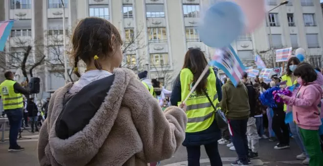 Inglaterra crea una guía para escuelas que marginaría a los menores trans