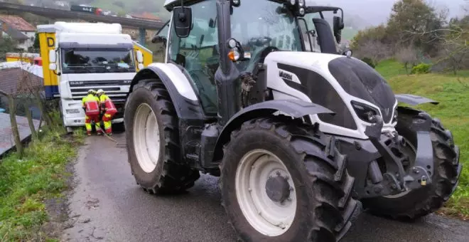 Un camión queda atascado en una pista de Ampuero a la que le guió el GPS