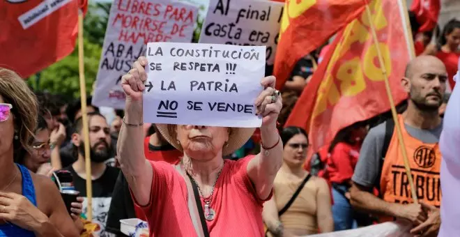 Miles de argentinos se concentran en Buenos Aires contra la motosierra de Milei