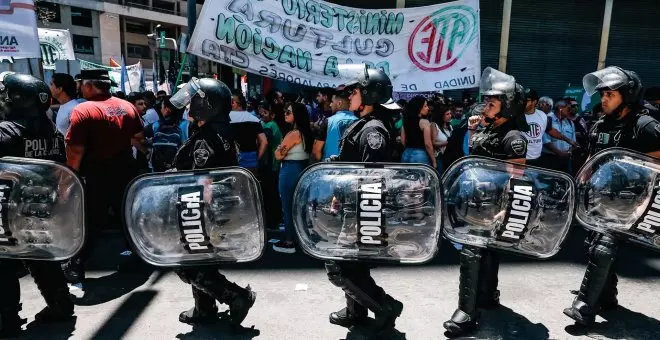 Milei da vía libre al gatillo fácil y cercena el derecho de reunión