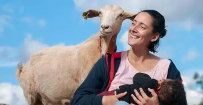 Laura Martínez, la telepastora de cabras malagueñas y vacas serranas